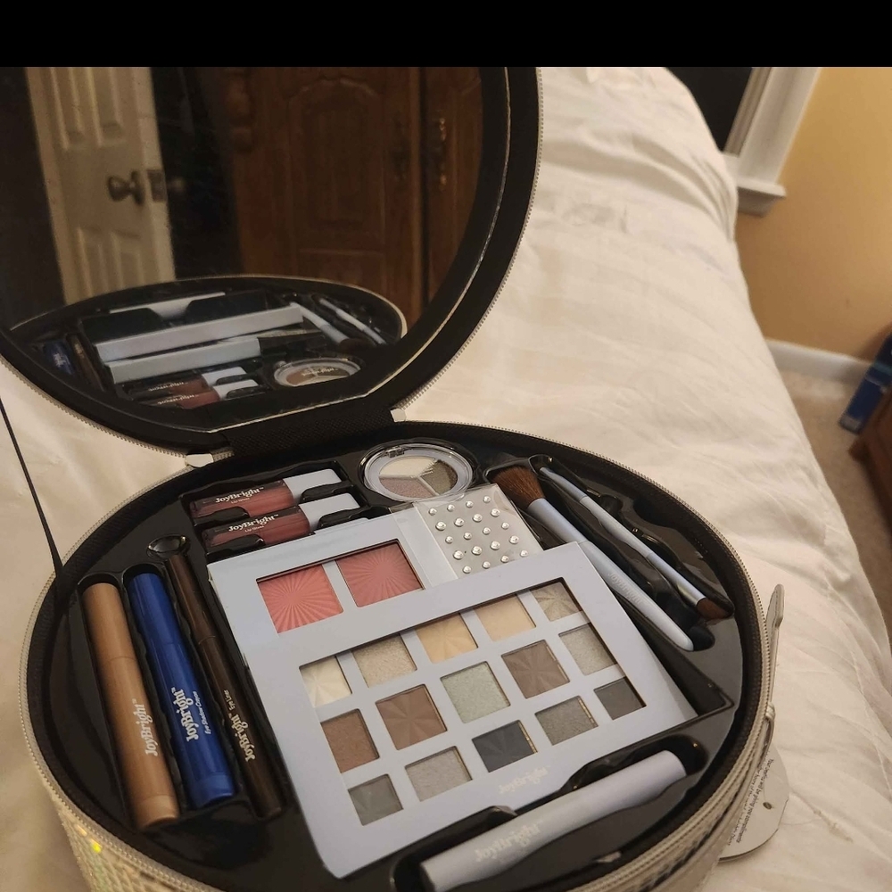 Eyeshadow Palette with Blue and Brown Hues